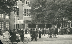 109341 Gezicht op het Janskerkhof te Utrecht met een menigte voor de Studentensociëteit P.H.R.M. (Janskerkhof 14) te ...